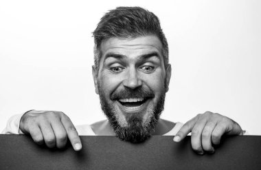 Adam tutun siyah Cuma satış afiş sakallı. Siyah Cuma metin. Yakın çekim portre. Arka plan siyah Cuma. Metin, slogan veya ürün için hazır.