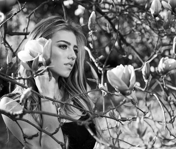 Μανόλια. Κορίτσι της άνοιξης στον ανθισμένο κήπο. Καλοκαιρινή κοπέλα και αισθησιακή στιγμή. Όμορφη γυναίκα έξω σε ανθισμένα δέντρα. Ομορφούλα με λουλούδια. — Φωτογραφία Αρχείου