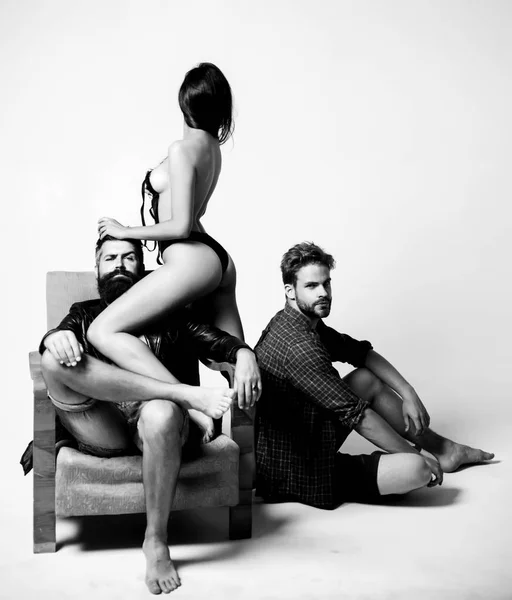 Paixão e sensual. Casal apaixonado. Romântico e amor. Trio. Beijo à trois sensual. Relação íntima e relações sexuais . — Fotografia de Stock