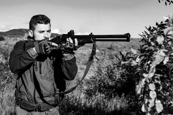 Chasseur avec fusil puissant avec des animaux de repérage de portée. Chasseur avec fusil de chasse en chasse. Repérage . — Photo