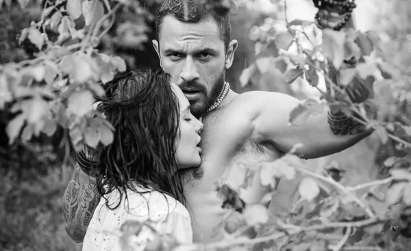 Hombre latino guapo con mujer. Pareja de primavera. Lluvia, amor, pasión. Historia de amor en el jardín. Pareja enamorada . — Foto de Stock