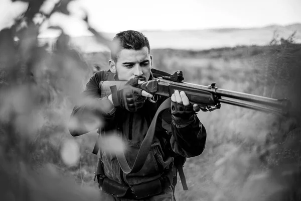Jäger zielen auf Gewehr im Wald. Jäger mit Gewehr auf Jagd. Spurensuche. — Stockfoto