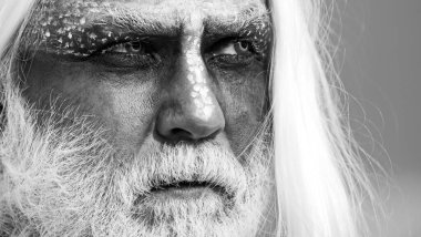 Ciddi karakter kötü adam. Cadılar Bayramınız Kutlu Olsun. Cadılar Bayramı gecesinde şeytan adam. Cadılar Bayramı partisi için iblis. Cadılar Bayramı tatil kutlaması - Siyah arka plan üzerinde Man iblis.