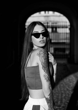 Sadece eğlenmek istiyor. Özgürlük duygusu. Rahat, çekici, seksi kız. Gençlik modası. Özgür ve şık hissediyorum. Genç kızlar için moda kıyafetleri giyerler. Seninle flört ediyor. Kaygısız çapkın bayan.