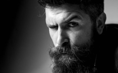 Tatlı adam portresi. Adamın yüzü. Yakışıklı sakallı adam. Sad veya stres adam. Hipster.