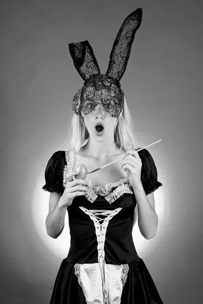 Mujer joven feliz con orejas de conejo y tener Huevos de Pascua espacio de copia. Gente loca. Mujer de Pascua. Hermosa rubia sensual . —  Fotos de Stock