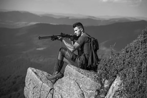 狩猟許可証森の中の違法狩猟の密猟者。銃を持って森を歩くハンサムなハンター男。銃を持った男ハンター. — ストック写真