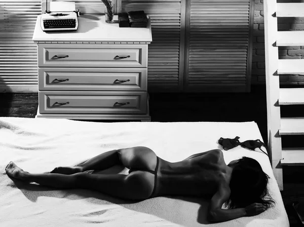Szexi nő fehérneműben az ágyban. Szépségápoló nő vonzó testtel piros fehérneműben. Az első szexuális élmény. Szexi görbe lány segg. — Stock Fotó