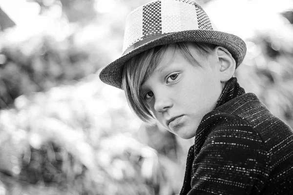 ファーム村背景にかわいい小さな子供男の子。カメラ目線の少年。クローズ アップの肖像画。ファームの幼年期。村の良い時間。秋の子供ファッション帽子. — ストック写真