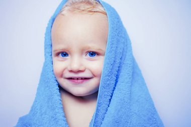 Saflık ve hijyen eğitimi. Temiz ve kuru havluçocuk. Mutlu banyo zamanı. Izole havlu ile kaplı sevimli erkek bebek görüntü.