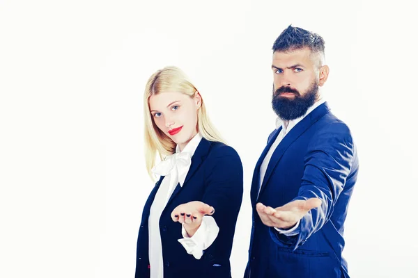 Empresário isolado - homem bonito com mulher em pé sobre fundo branco. Conceito de negócio . — Fotografia de Stock