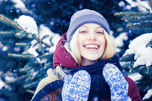 女性のブロンドの髪は雪の冬の自然の背景笑顔。クリスマスと新年。モデルの優しい女の子暖かい帽子スカーフ。冬のファッションコンセプト。雪の冬の日に遊んで幸せな女の子。冬を楽しむ — ストック写真