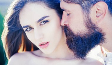 Aşık bir çiftin romantik portresi. Tutkulu bir şekilde sevişen genç bir çift. İnsan duyguları gençlik aşkı ve yaşam tarzı konsepti.