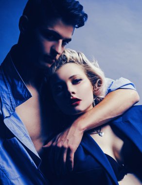 Yakışıklı adam sarı saçlı güzel kıza sarılıyor. Seni seviyorum. Tutkulu seks. Karı koca kucaklaşmaktan zevk alır. Kaslı adam. Aile fotoğrafı için poz ver.