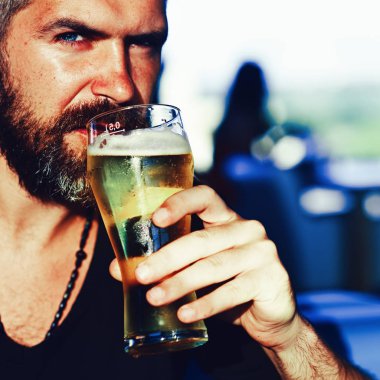 Biralı adam. Biralı retro adam. Bira barları ve barlar. Pub, içki içmek ve dinlenmek için rahatlatıcı bir mekandır..