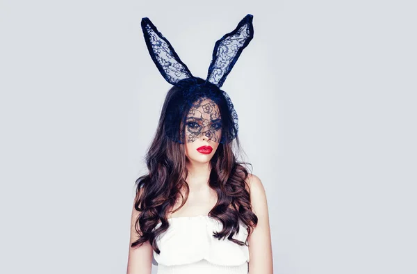 Retrato de mujer del deseo en orejas de conejo. El estudio disparó a una joven con orejas de conejo. Sexy morena hermosa mujer posando en máscara de conejo negro sobre fondo gris . —  Fotos de Stock