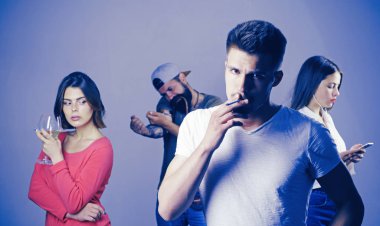 zararlı alışkanlıkları: sigara içme, alkol içme, cep telefonu bağımlılığı ve uyuşturucu bağımlısı. sakallı hipster ilaç kullanın. genç kız şarap içiyor. kadın web günlüğü online konsantre. adam duman. Kötü