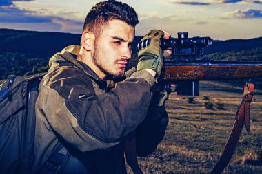 Avcı avda av tüfeği tabancası ile. Ormanda Kaçak Av Kaçak Avcı. Av tabancası.