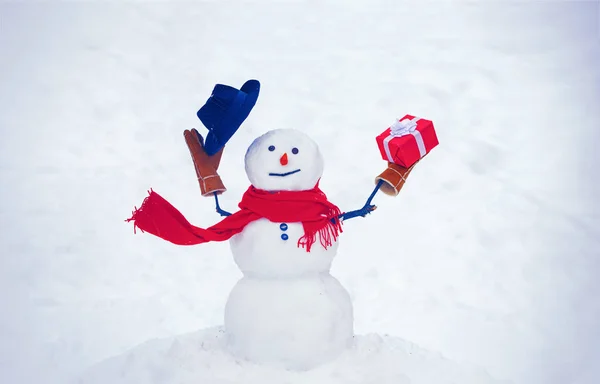 Hóember elszigetelve a hófalakon. Üdvözlő hóember. Boldog hóember áll a téli karácsonyi táj. Design ajándékdobozok Kézzel készült hóember. — Stock Fotó