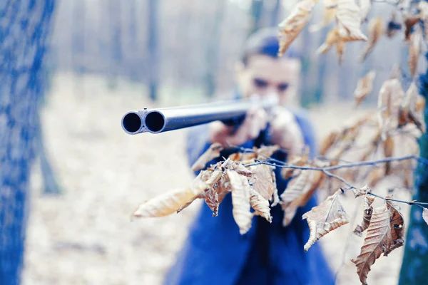 Ziel im Blick. Gewehrlauf. Mädchen mit Gewehr. Verfolgungsjagd. Waffengeschäft. Militärmode. Erreichen von Zielen. erfolgreiche Jagd. Jagdsport. Frau mit Waffe. Scheibenschuss. Jäger im Wald — Stockfoto