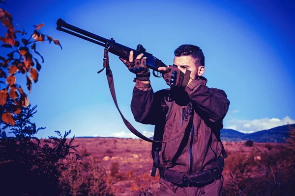 Jager met Shotgun Gun op jacht. Kalibers van jachtgeweren. Jager met krachtig geweer met Scope spotting dieren. Poacher in het bos. — Stockfoto