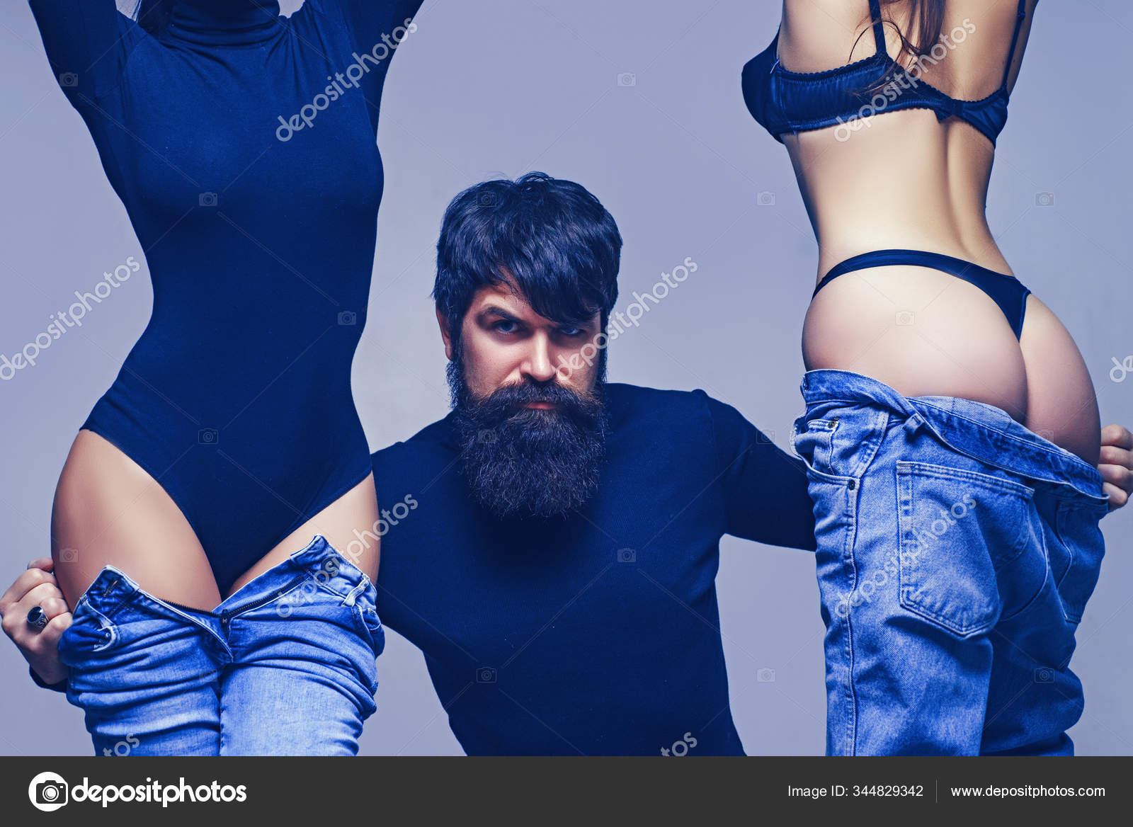 Três pessoas a fazer sexo em grupo. Um homem e duas mulheres sensuais.  Poligamia ou bigamia.