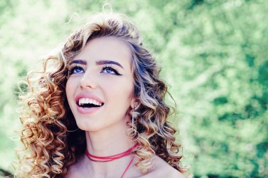 Doğal mutluluk, eğlence ve uyum. Şık mutlu genç kız.