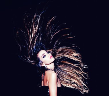 Moda saç modeli ile Güzellik sarışın kadın. Saç bakımı konsepti. Koyu arka plan üzerinde stüdyoda poz moda makyaj ile güzel bir kızın yüzü.