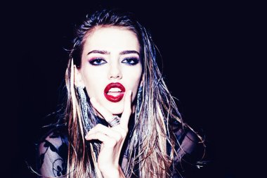 Sanat tasarımı. Moda mağazası - alışveriş ve satış. Güzellik makyajı. Güzellik fotoğrafı. Güzel yüzlü, beyaz tenli, şehvetli bir kadın. Kadın manken..