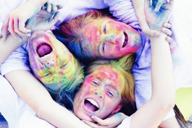 aile zamanı. yaratıcı vücut sanatı ile çocuklar. Çılgın hipster kızları. Yaz havası. renkli neon boya makyaj. olumlu ve neşeli. Mutlu gençlik partisi. Iyimser. Bahar titreşimleri. aile günü