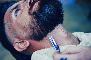 Jilet gibi keskin. Berber Dükkanı. Makas Kuaför. Sandal ağacı tıraş kremi. Bıyık balmumu. Saç hazırlıktır sadece şık chap için.