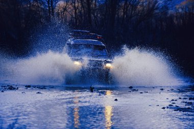 4x4 yolculuk gezisi. Bir su birikintisine çarptım ve toprak püskürttüm. Açık hava maceraları. Güzel doğa. En iyi off road araçları. Ralli yarışı. Safari SUv. Off-road. Dağda off-road yolculuğu
