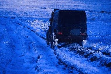 4x4 off-road SUV arabası. Çamurlu bir yolu olan kırsal bir araziye yakın bir tekerlek. Off-road aracı dağa gidiyor. Safari. Macera seyahati. Sefer off-road aracı.