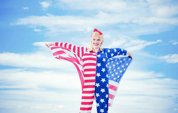 4 de julio Día de la Independencia. Cuatro de Julio Estados Unidos Día de la Independencia niña Celebración Bandera Antecedentes. Libertad. EE.UU. celebra el 4 de julio . — Foto de Stock