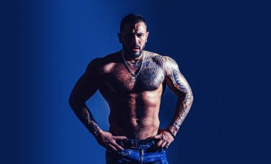 acımasız sporcu gövde. Steroid. dövme adam seksi abs. erkek modası. spor ve fitness, sağlık. güven karizması. atletik vücutile kaslı maço adam. Güçlü vücut geliştirmeci adam. Atlet adam