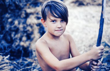 Sarışın çocuk yaprakları ile oynama ve kameraya arıyorum. Satılık tüm sonbahar koleksiyonu, inanılmaz indirimler ve harika bir seçim. Çocuk çocuk giyim sonbahar için tanıtır. Mutlu çocukluk.