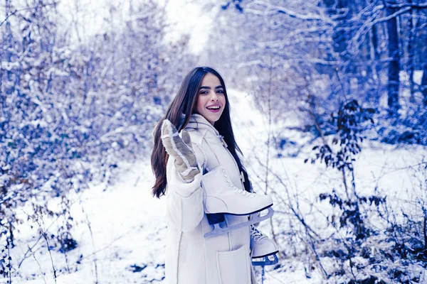 Lachendes Mädchen im Freien. Modell mit stylischem Pullover und Handschuhen. Porträt einer jungen Frau im Schnee, die versucht, sich zu wärmen. Winterweib. — Stockfoto