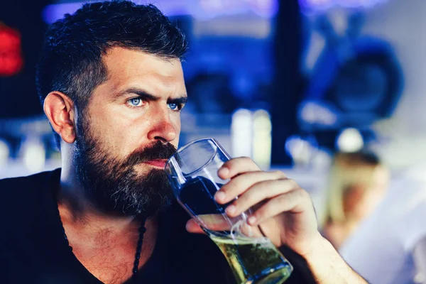 Мужчина держит кружку пива. Человек пьет пиво. Человек-ретро с пивом. Пивные бары и бары . — стоковое фото