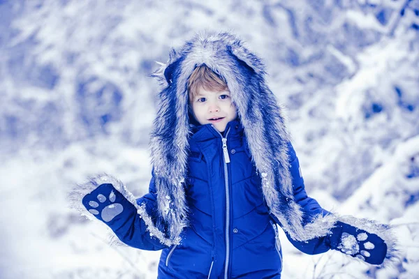 Маленький Санта собирается зимой на заснеженном поле. Концепция активных зимних детей. Наслаждаясь зимой на природе . — стоковое фото
