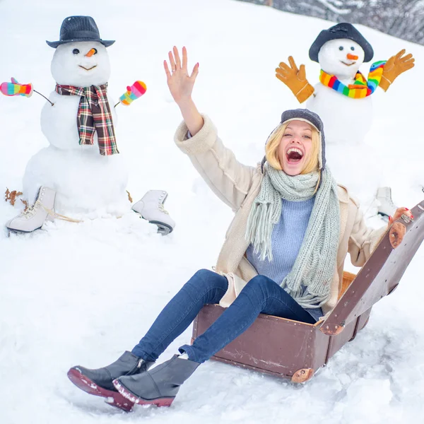 Une fille avec une valise. Winter World Travel. Voyage vacances d'hiver concept. Planification des vacances d'hiver. Vacances d'hiver . — Photo