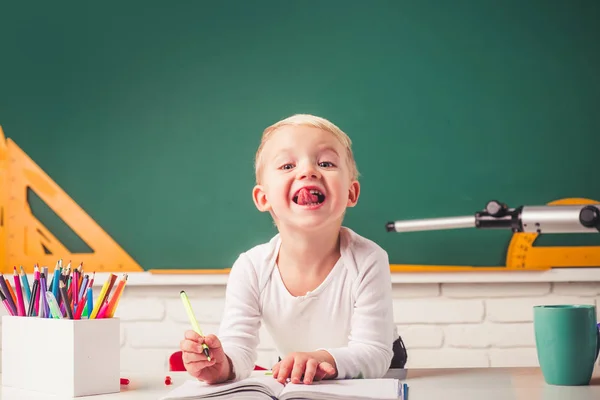 Grappige leerling in de klas. Terug naar school. Grappige schoolkinderen. Leuk en gelukkig kind concept. — Stockfoto