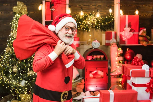 Babbo Natale nonno con la barba bianca in posa sullo sfondo di legno di Natale. Biglietto di auguri natalizio con Babbo Natale . — Foto Stock