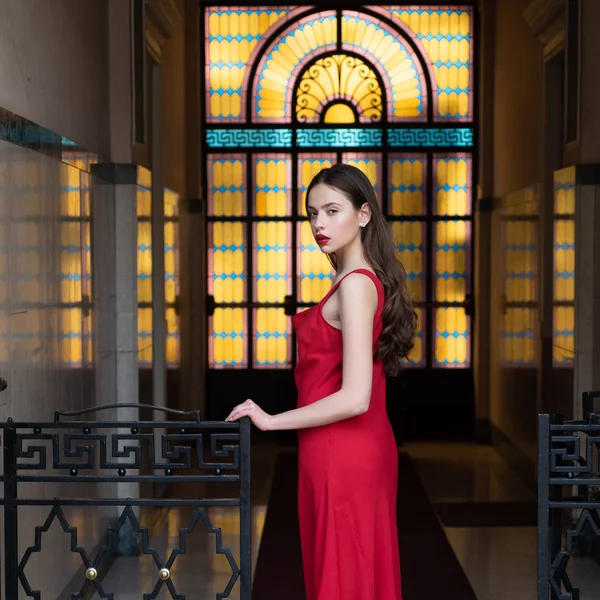 Fashion woman walking. Sunny day.Outdoor lifestyle portrait of amazing glamorous luxury woman posing in city center. Beauty and fashion. — Stock Photo, Image