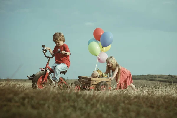 Muchacho y niña graciosos. Copiar espacio. Niños felices sonriendo y divirtiéndose. Niño pequeño al aire libre. Un niño emocional. Momentos felices. Un chico y una chica encantadores. Posando afuera. Feliz hermano y hermana . —  Fotos de Stock