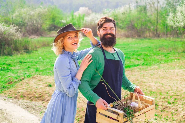 Coppia allegra di contadini in piedi in orto. Sorridi Coppia su terreni agricoli. Mi piace passare del tempo in fattoria. Piantagione nei campi . — Foto Stock