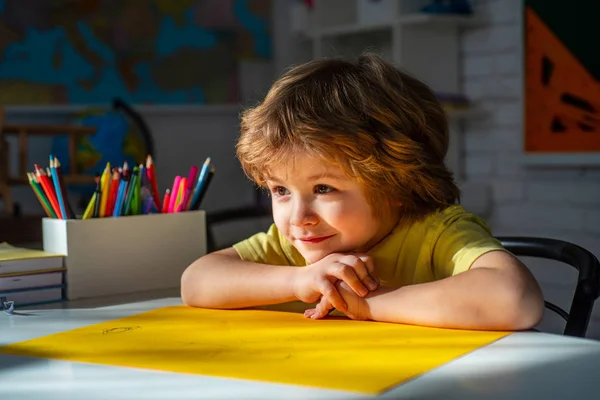 Bel viso di pupilla, da vicino. Ritratto di allievo della scuola elementare che studia al chiuso. Concetto di apprendimento e istruzione . — Foto Stock