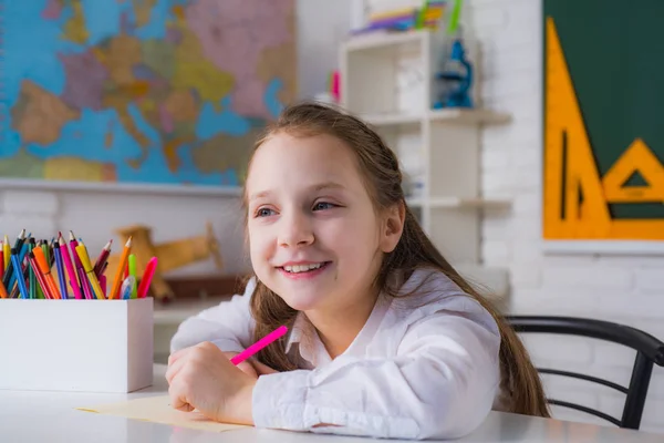 Schattig klein meisje kind kind tekenen thuis Basisschool. Grappig klein kind dat plezier heeft op schoolbord achtergrond. School, student in de klas. — Stockfoto