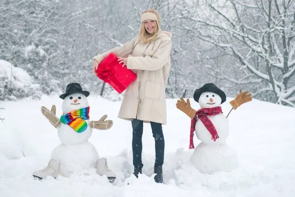 Szabadtéri portré a téli lány ajándék hideg napos téli időjárás parkban. Szerelem tél. — Stock Fotó