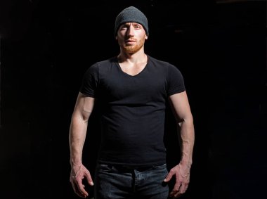 Siyah şapkalı şık bir adam. Yakışıklı sakallı adam. Uzayı kopyala Kısa sakallı. Kızıl sakallı kendine güvenen bir adamın portresi. Kendine güveni olan ve vahşi stili olan bir adam. Siyah üzerine izole edilmiş..