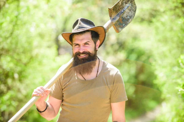 Heureuse agriculture ouvrière. Homme âgé jardinage dans le jardin. Fermier travaillant sur le terrain. Concept de production alimentaire biologique . — Photo